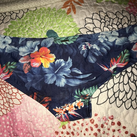 30% OFF BUNDLES Roxy women’s bikini set - Picture 4 of 4